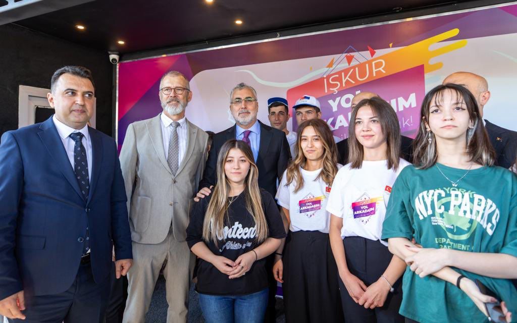 Bakan Işıkhan Gençlerin Kariyer Yolculuklarındaki Yol Arkadaşı İŞKUR Tanıtım Tırını Uğurladı