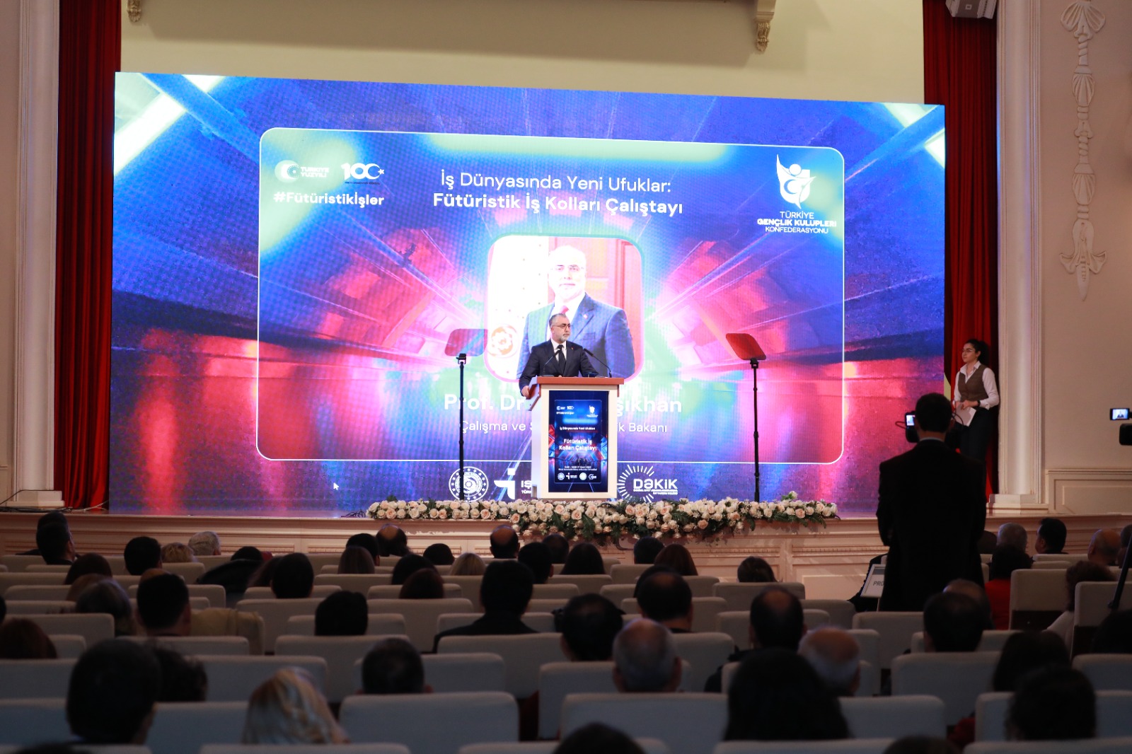 Bakan Işıkhan Gazi Üniversitesinde Gençlerle Bir Araya Geldi